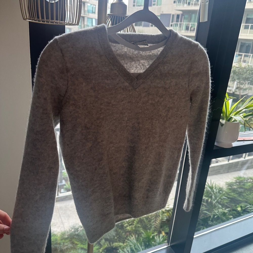 Gray V-Neck Women's Sweater 100% cashmere​ - Picture 4 of 4